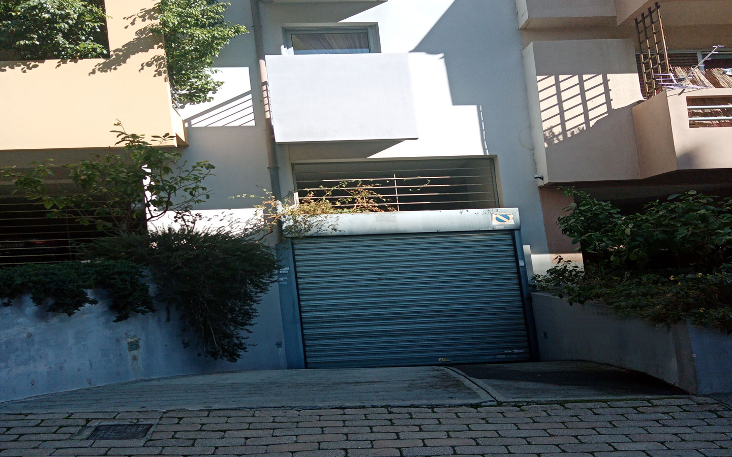 38 Entrance of the apartment building and of parking area