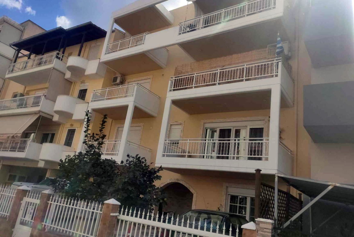 Apartmentgebäude steht in Alexandroupoli in der Nähe von Thessaloniki zum Verkauf