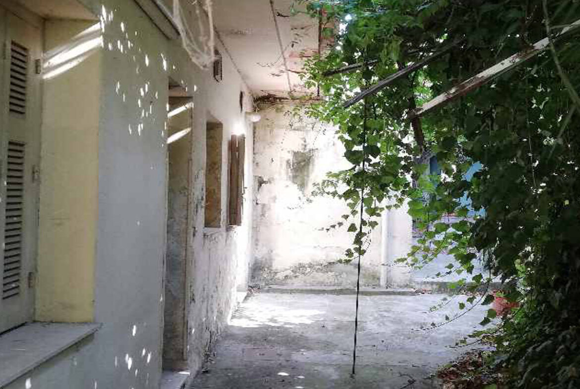 Grundstück mit altem Haus in der Nähe des Exarchia-Platzes in Athen steht zum Verkauf