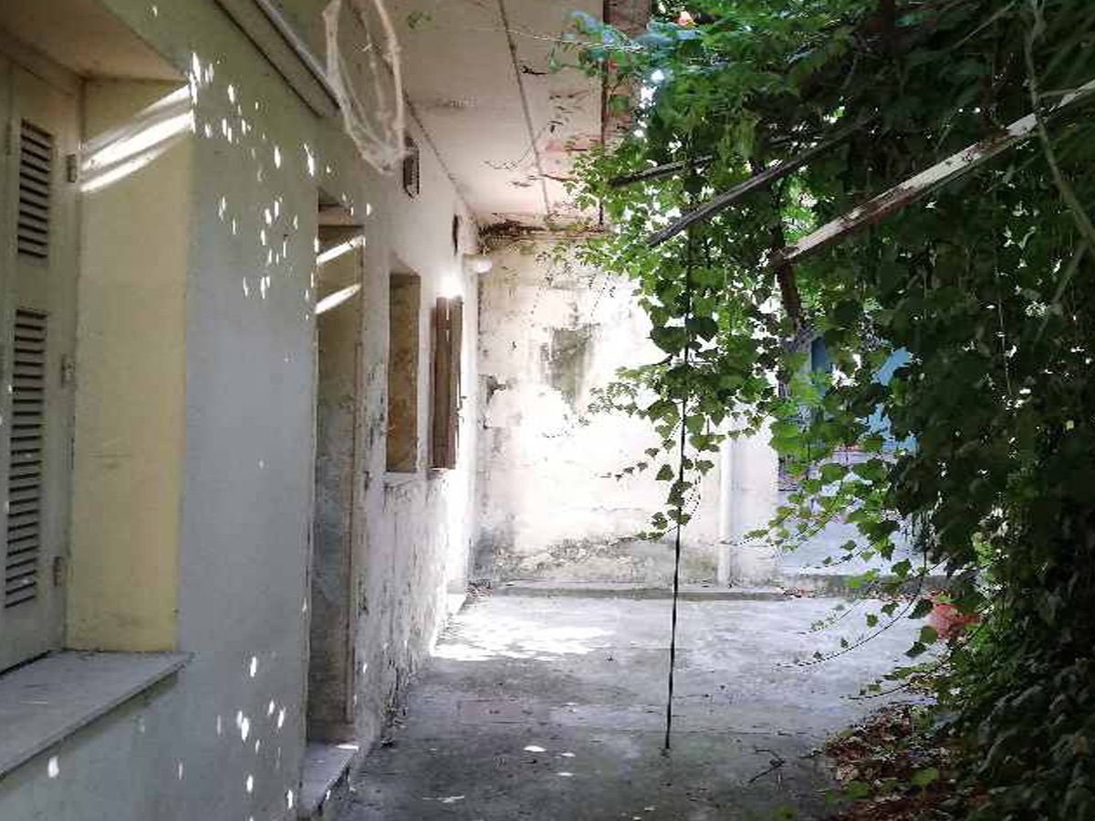 Grundstück mit altem Haus in der Nähe des Exarchia-Platzes in Athen steht zum Verkauf