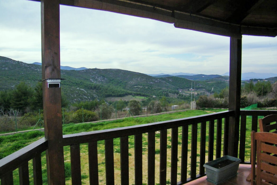 Verandas mit Blick auf den Garten, die Bäume und die Berge