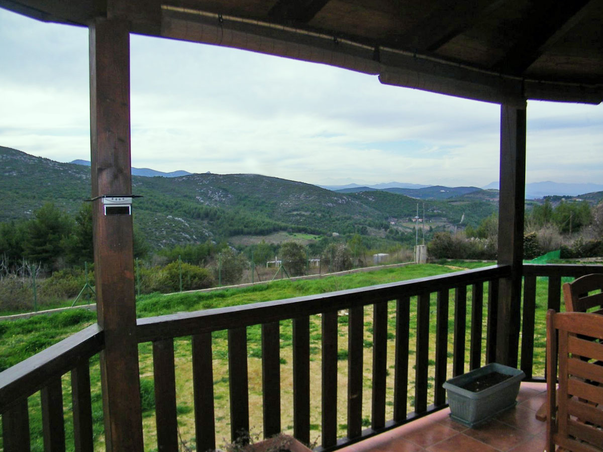 Verandas mit Blick auf den Garten, die Bäume und die Berge