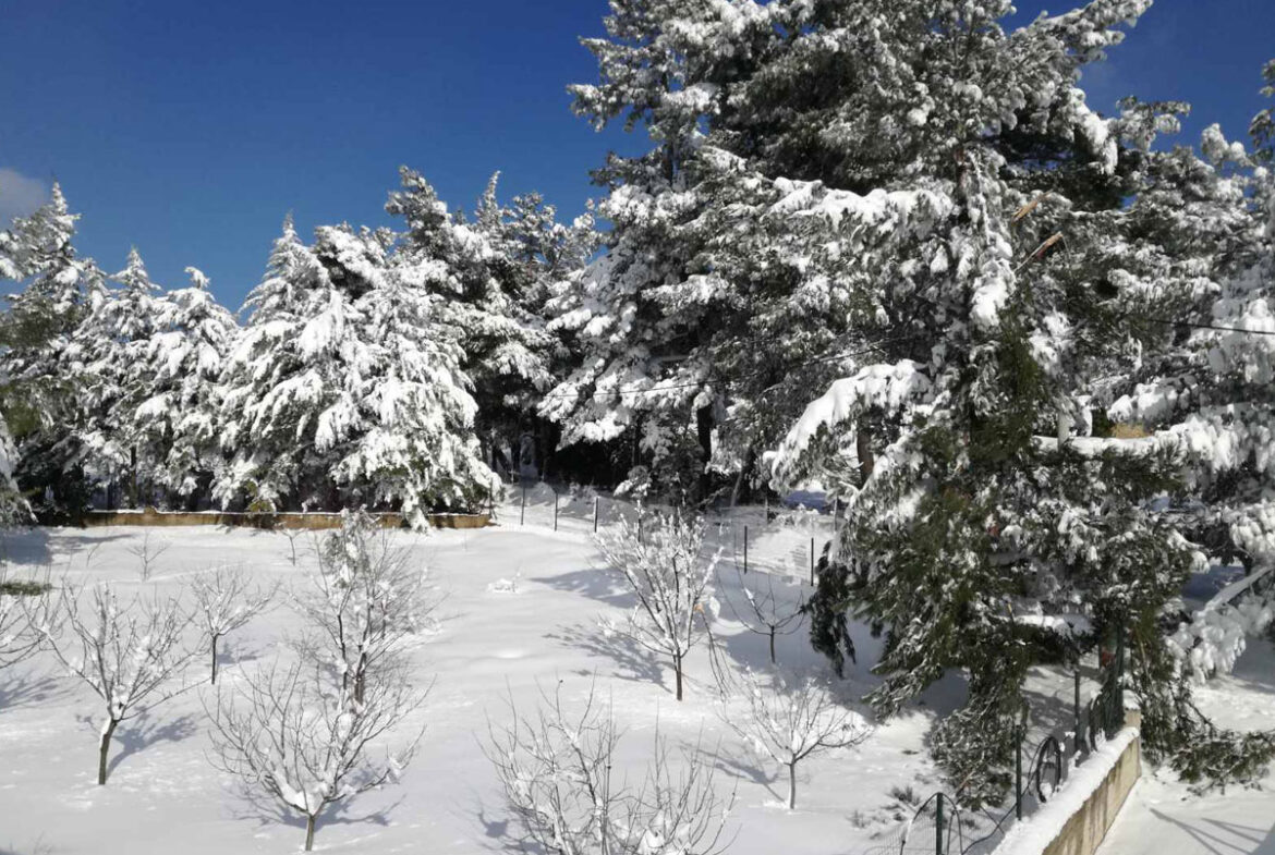 Luxus-Maisonette in der Nähe von Athen im Schnee