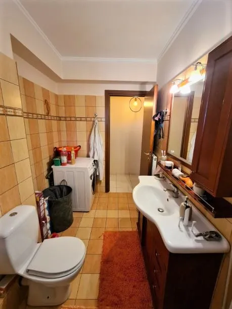 Großes Apartment-Badezimmer in Patras