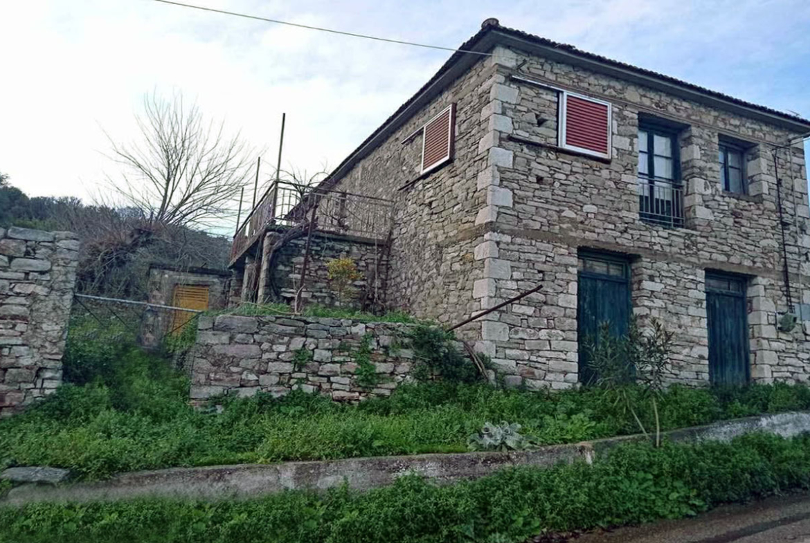 Verkaufe ein traditionelles Steinhaus im Dorf Mathias, Messinias, Kalamata