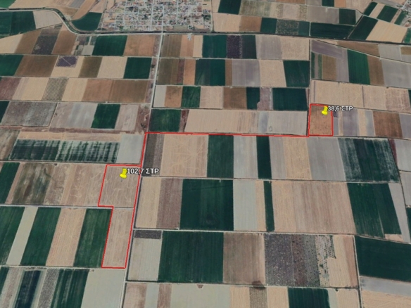 2 große gewerbliche landwirtschaftliche Parzellen zu verkaufen