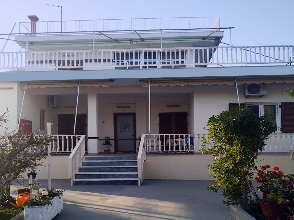 Fertiges Geschäft und Haus auf der Insel Ägina